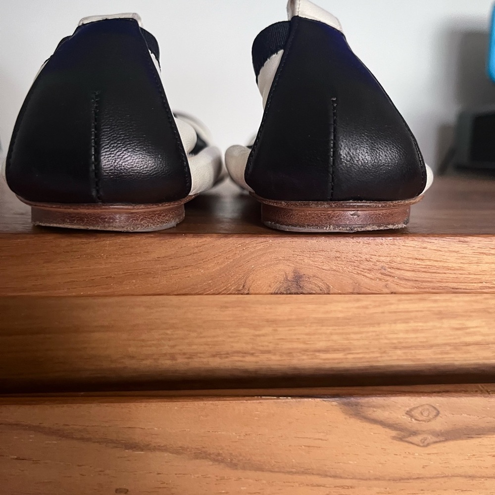 CHANEL White and Black Toe Cap and Heel Logo Ballet Flats Sz 40. - Picture 3 of 5